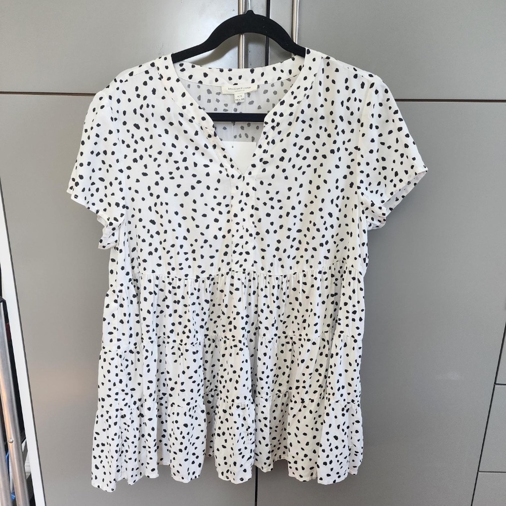NEW-BEACHLUNCHLOUNGE SMOCKED FLOWY B/W POLKA TOP BLOUSE - MEDIUM